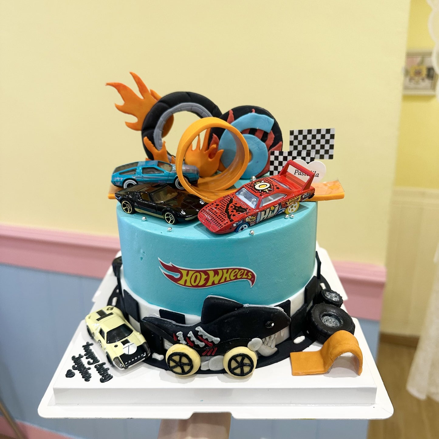 Hot wheels cake