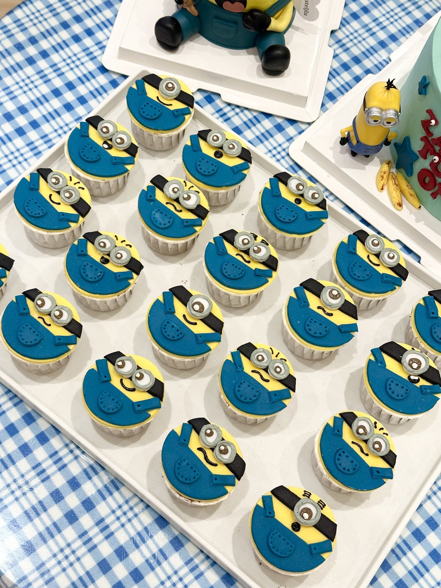 Minion cupcakes