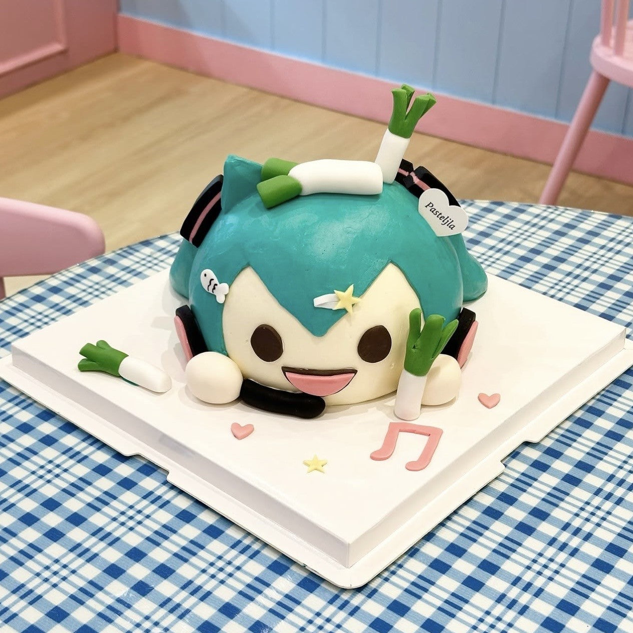 Hatsune Miku cake
