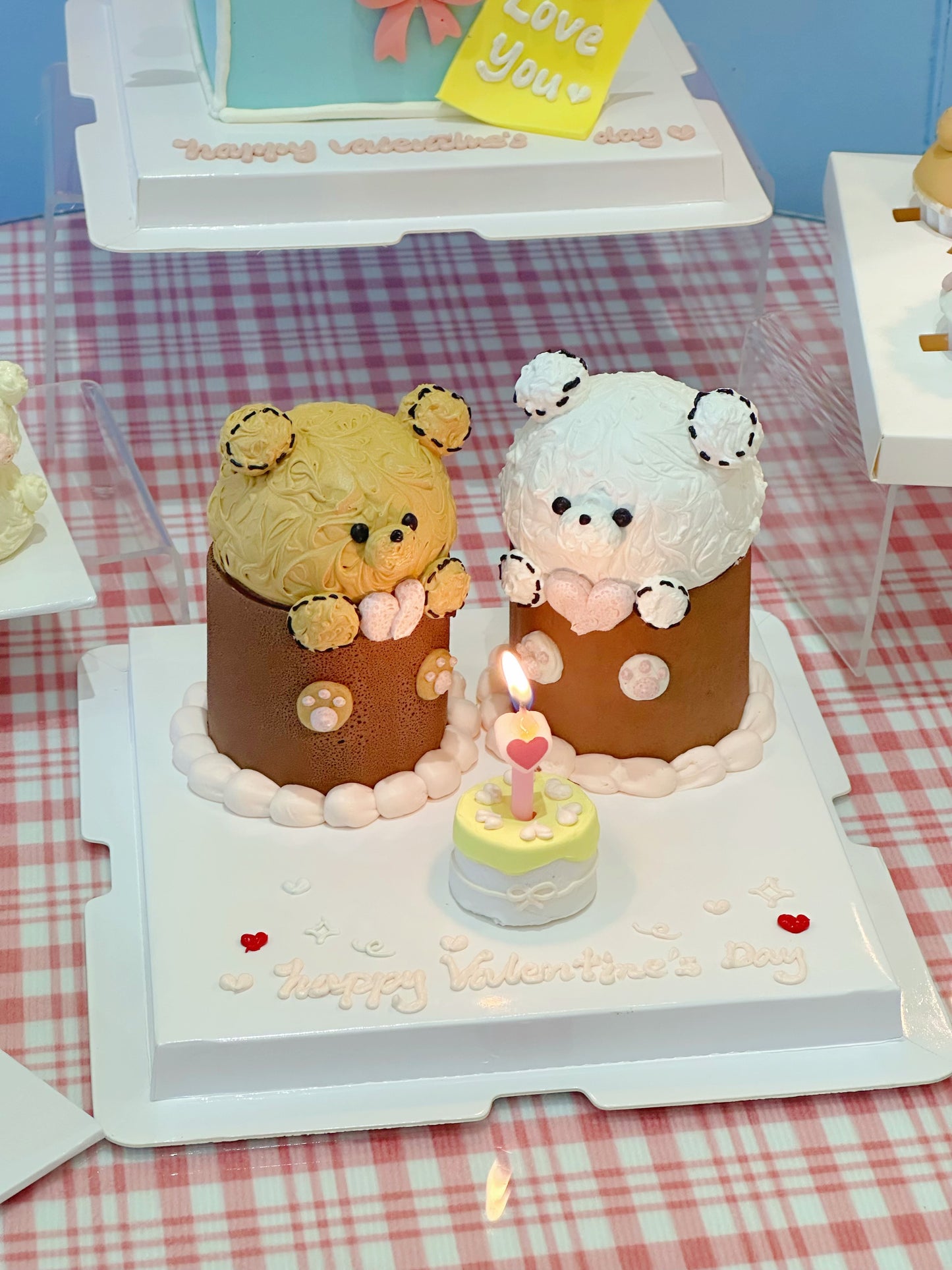 Tiny couple bear cake