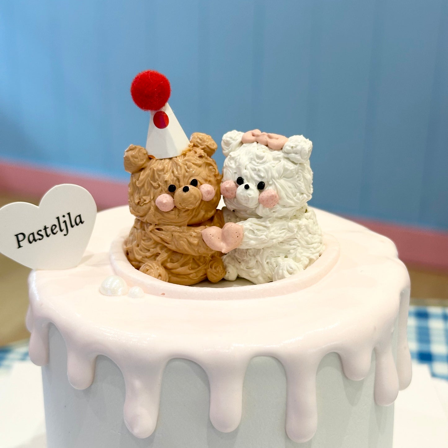 Huggy couple bear cake