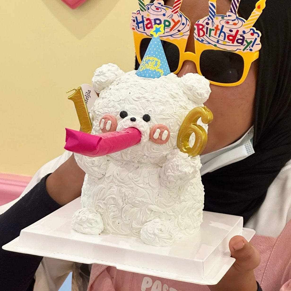 3D bear with party blower