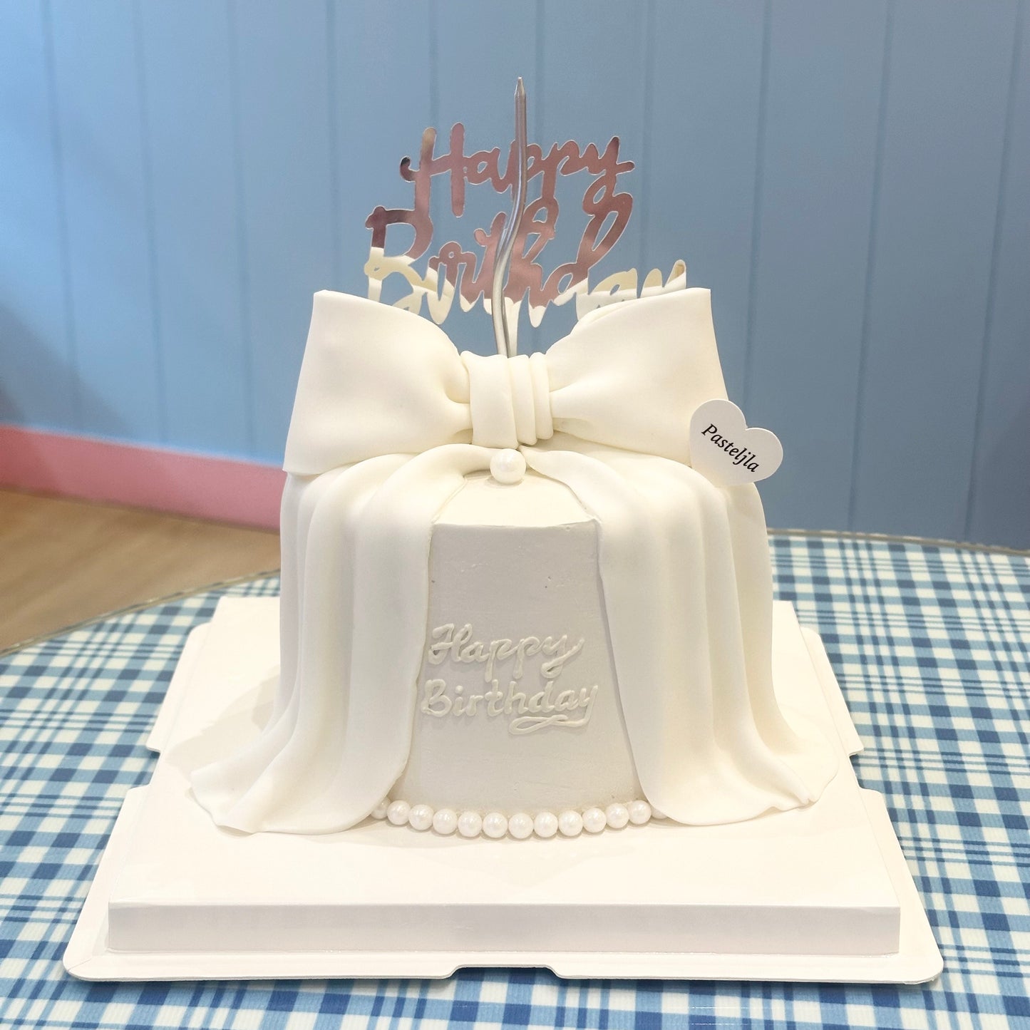Pure white ribbon cake