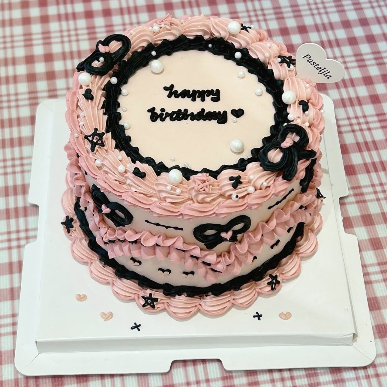 Black pink vintage cake
