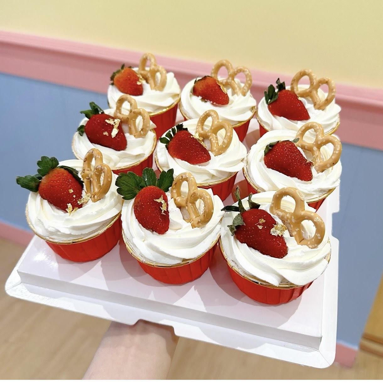 Strawberry and pretzels cupcakes