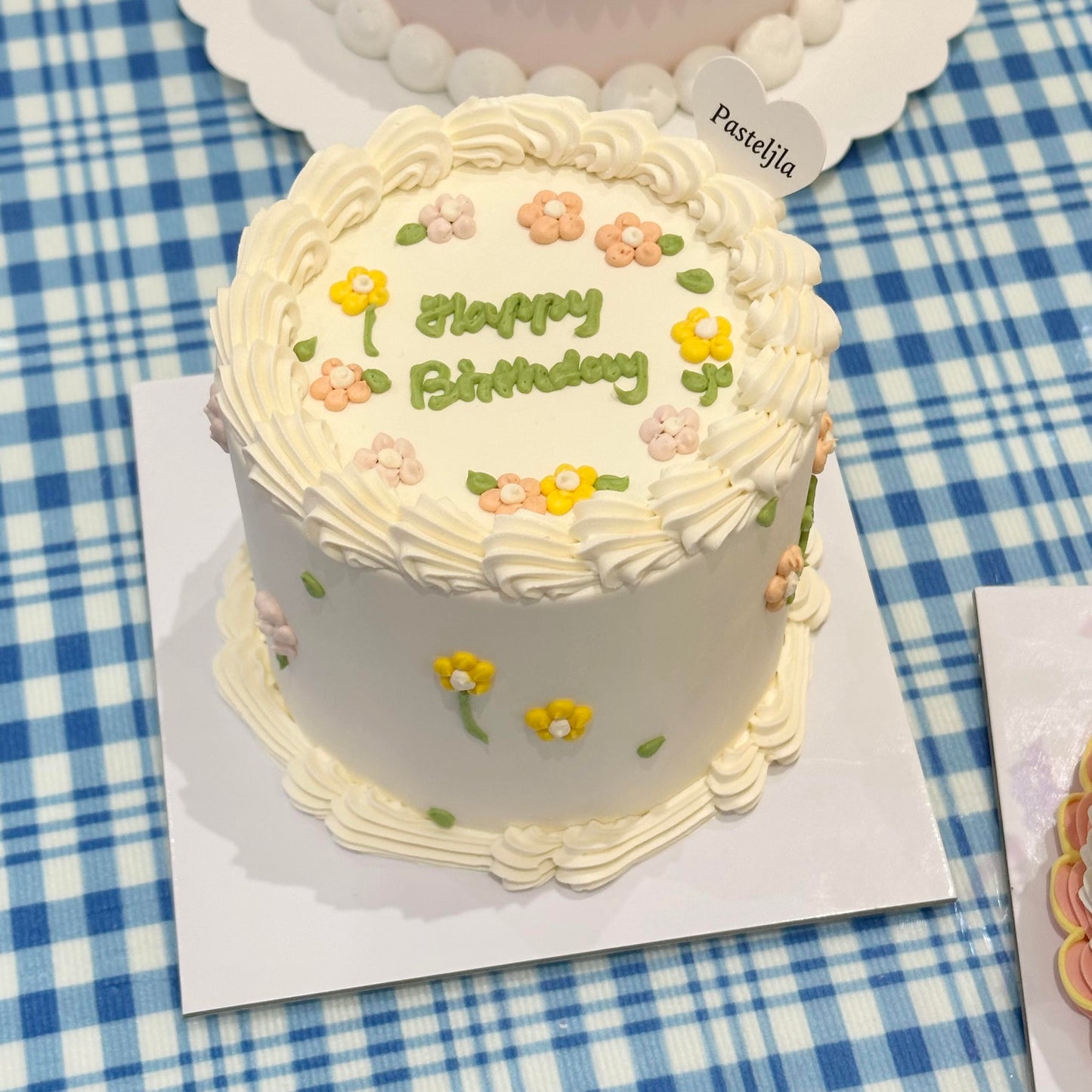 Minimalist floral cake