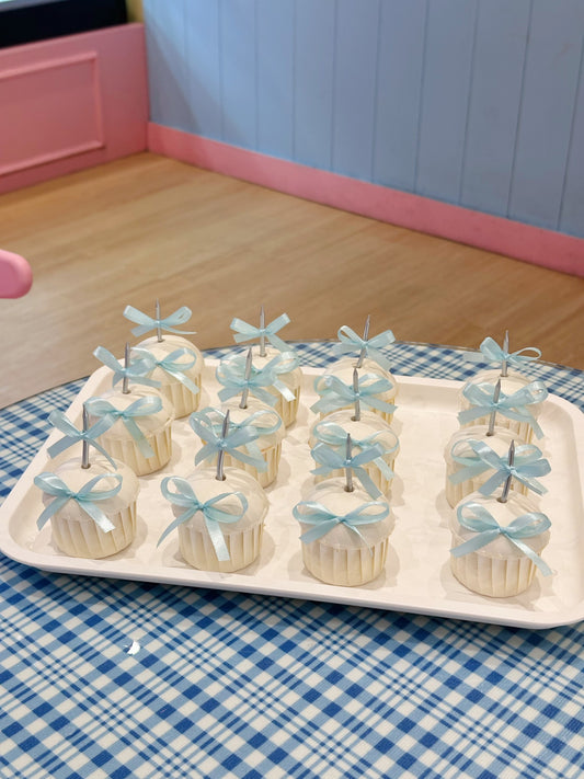 Blue and white coquette cake