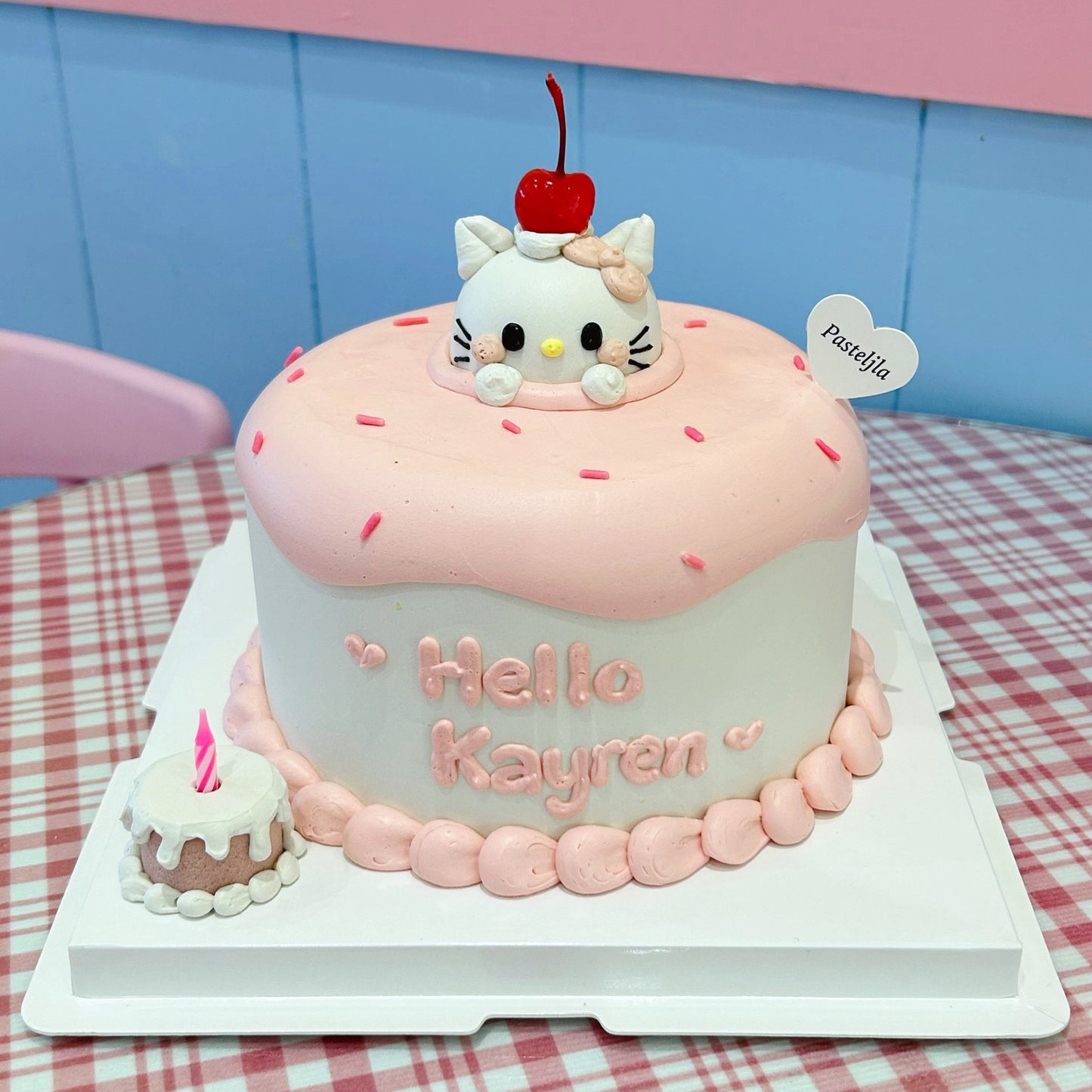Pink hello kitty cake 