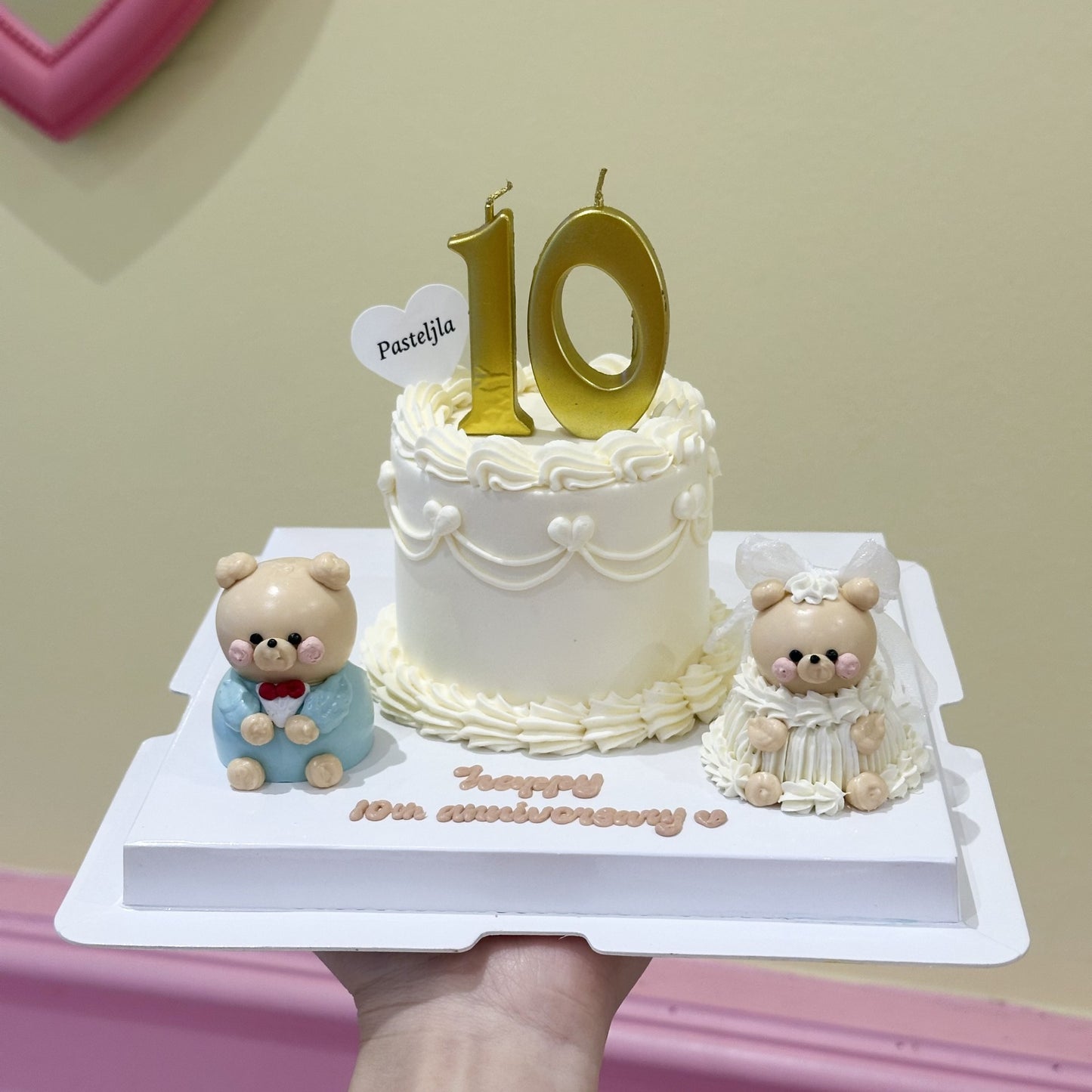 Wedding couple tiny cake 