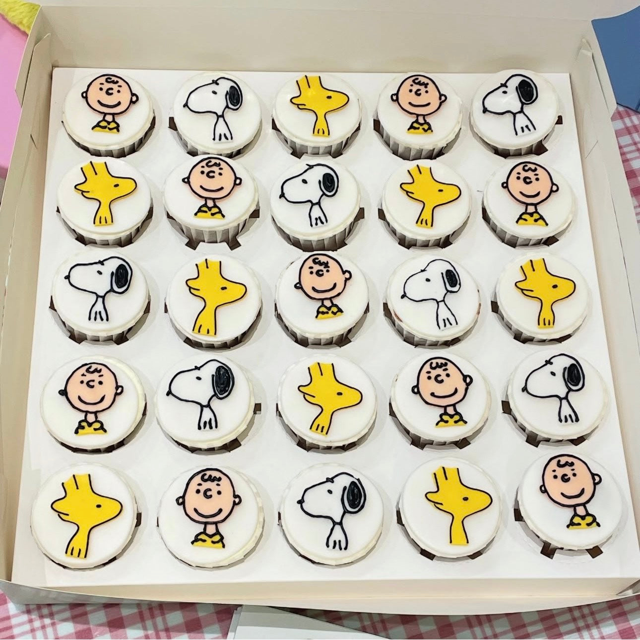 Snoopy cupcakes
