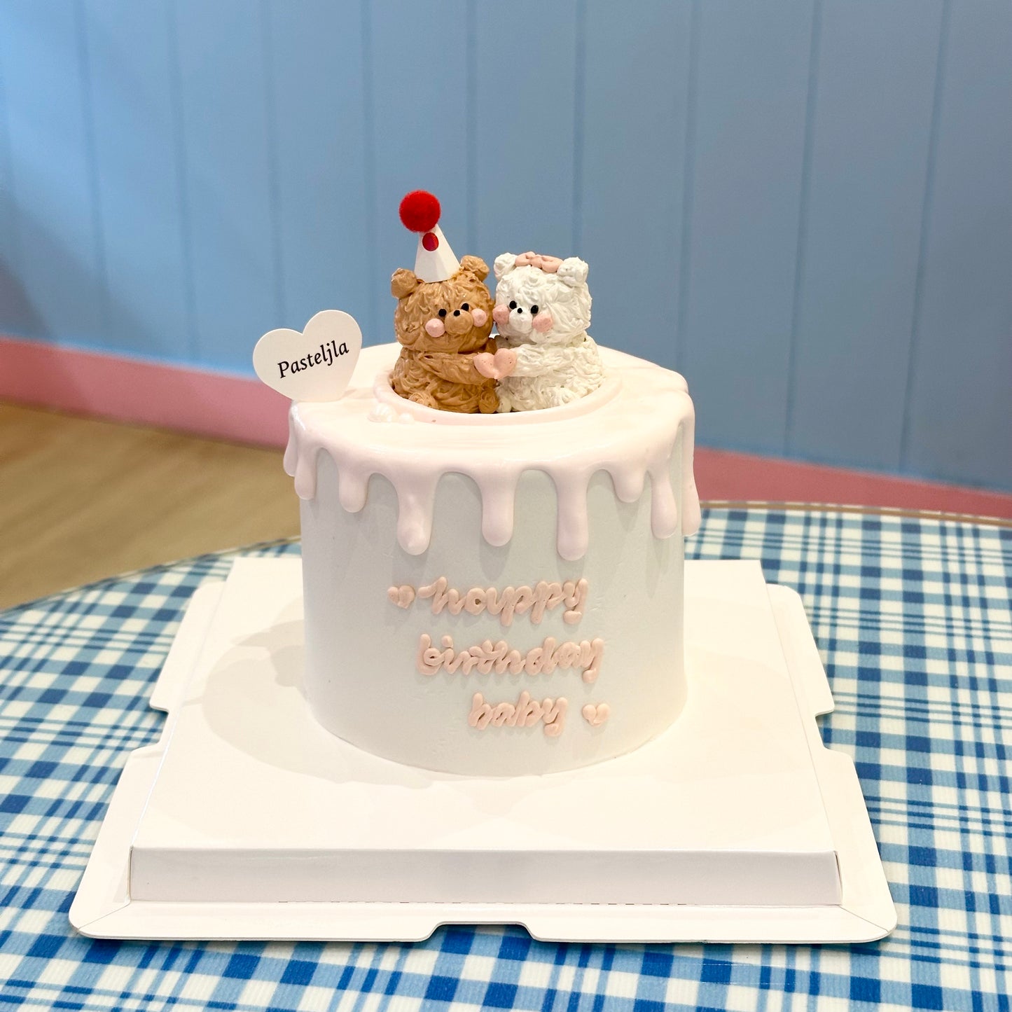 Huggy couple bear cake