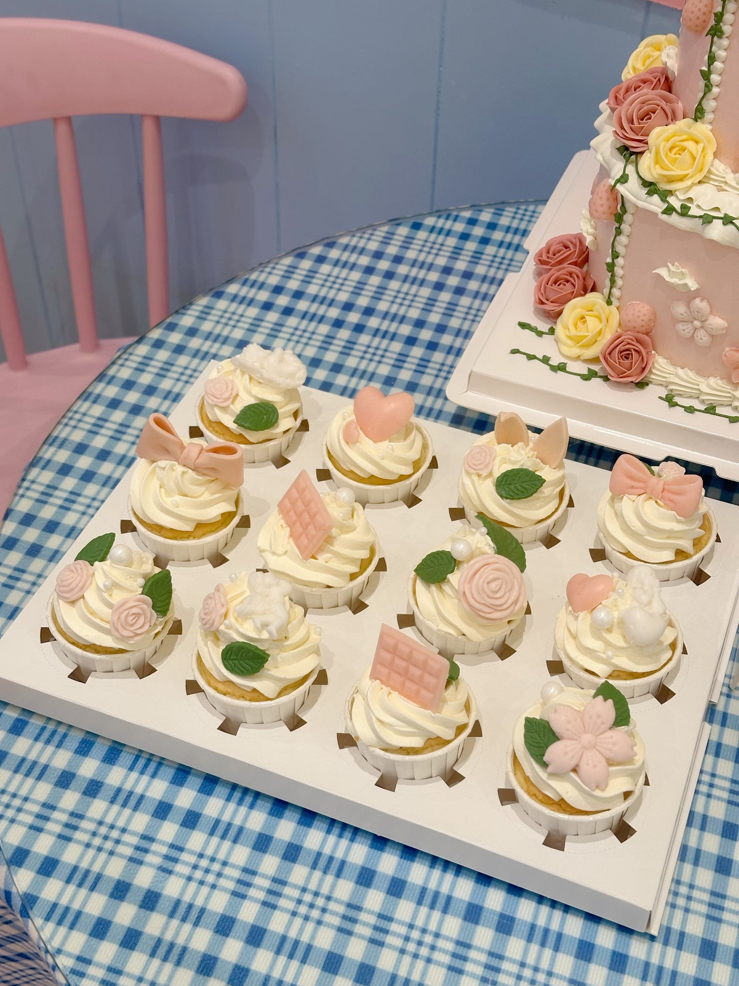 Sweet pink floral cupcakes 