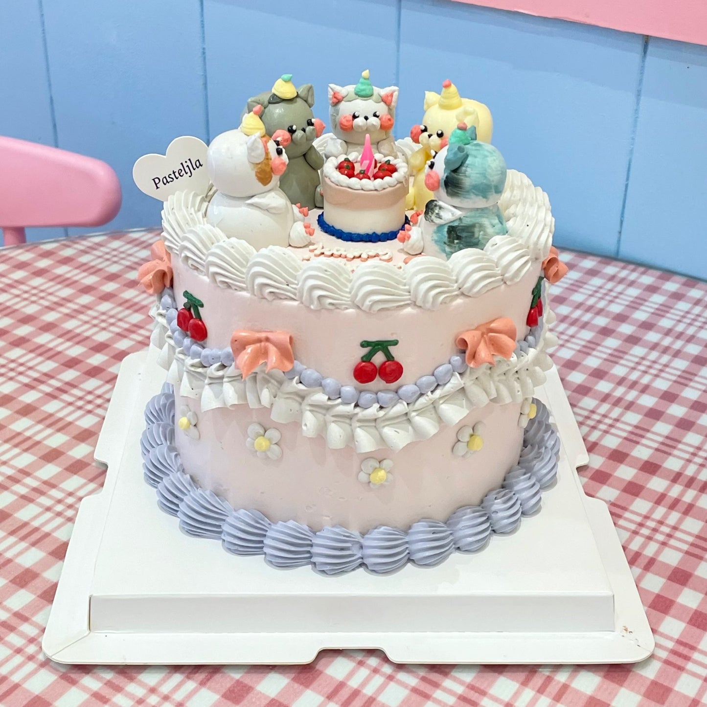 Five cats cake