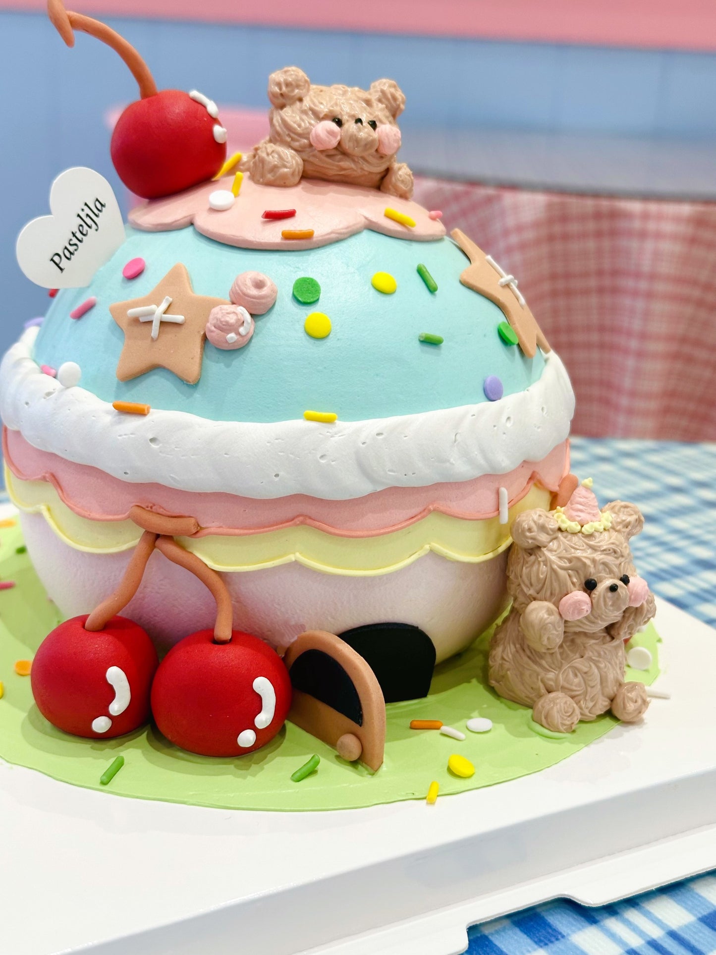 Round bear house cake