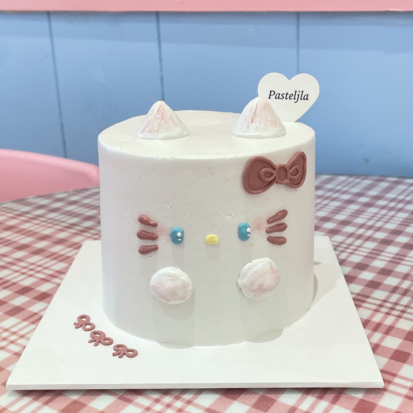 Simple hello kitty cake 