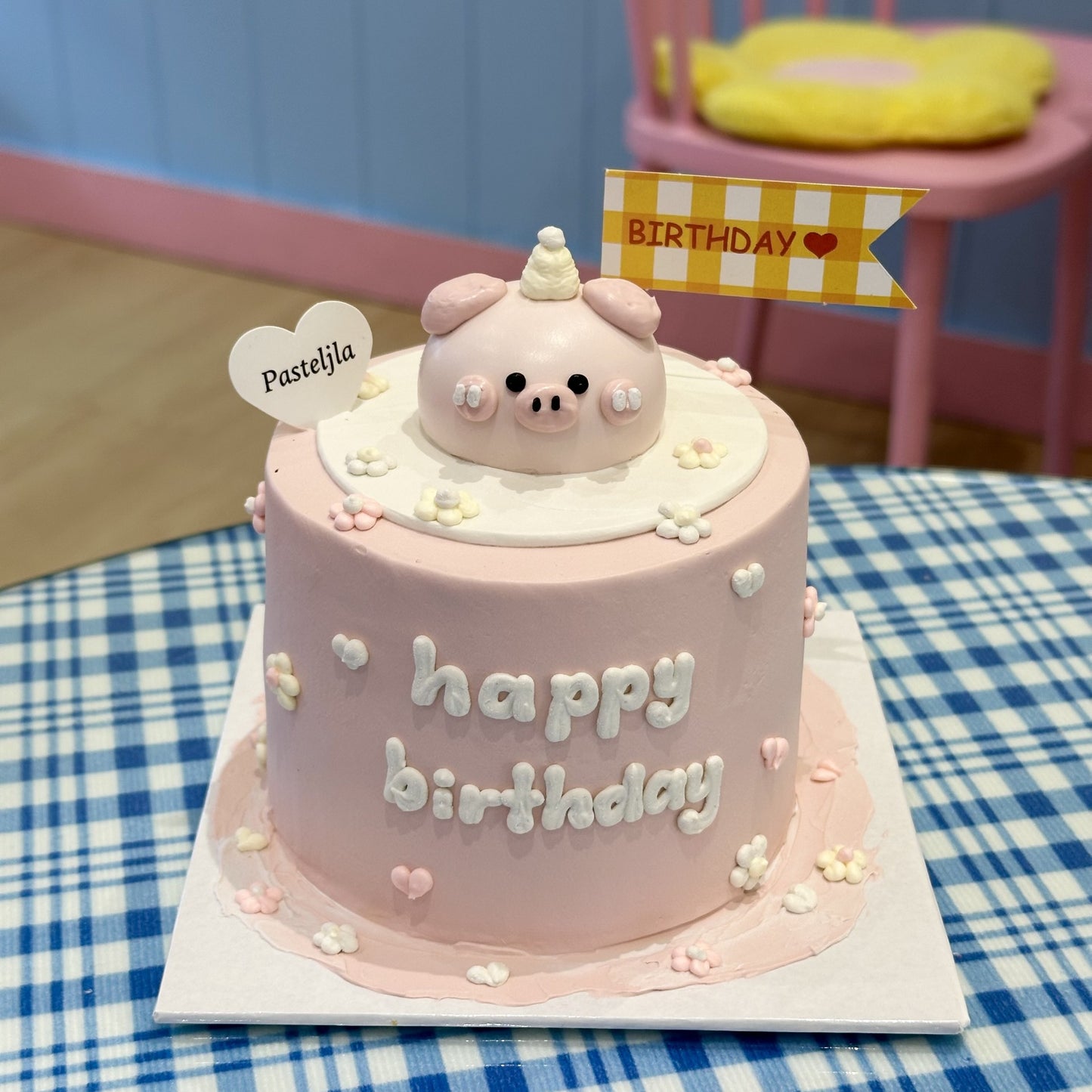 Pink piggy cake