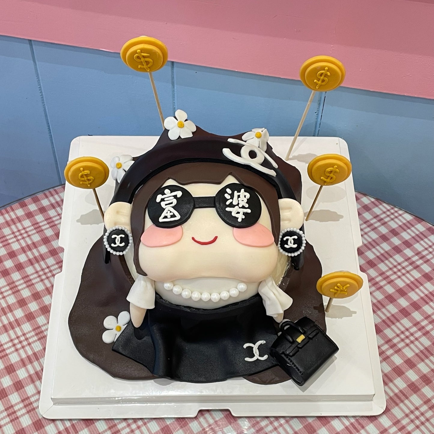 Rich Chanel girl cake 