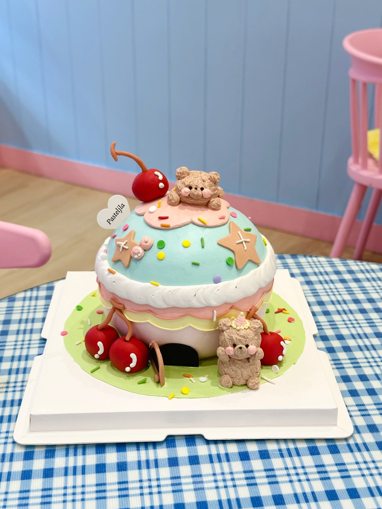 Round bear house cake
