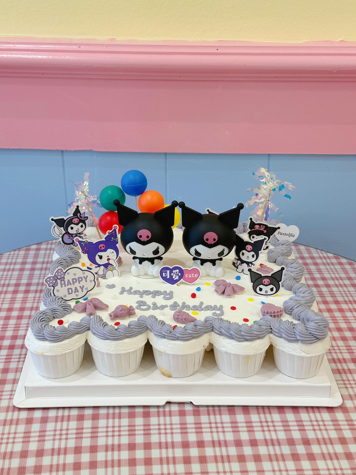Kuromi gathering cupcakes