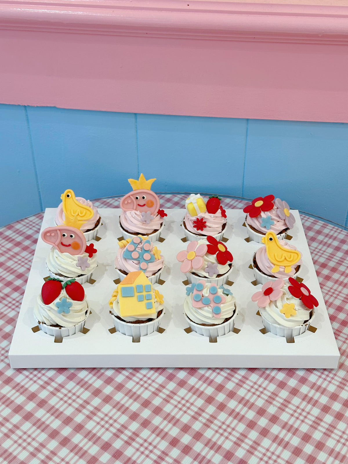 Pink peppa pig cupcakes
