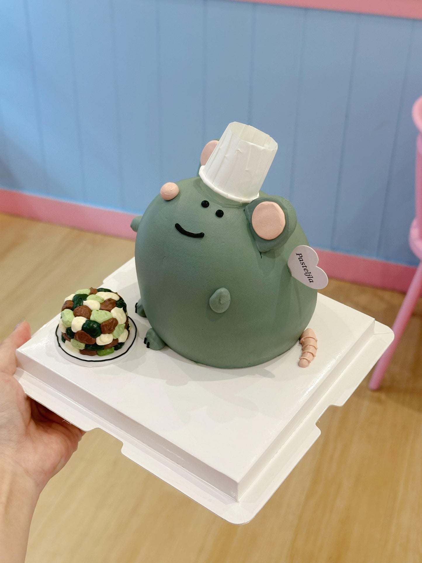 Mouse with chef hat cake