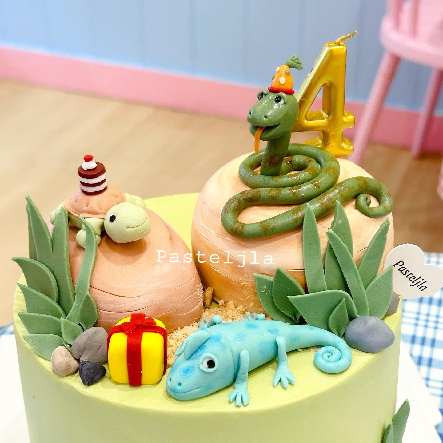 Reptile cake