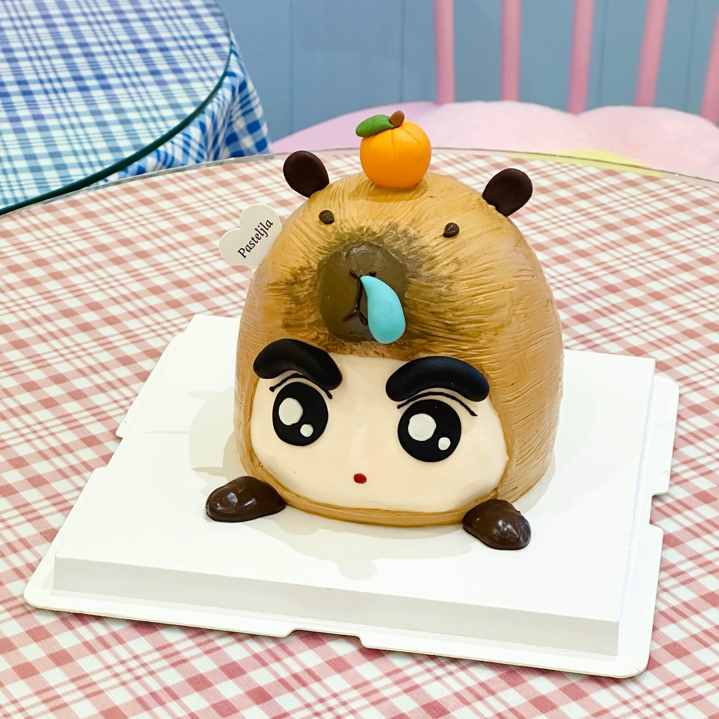 Capybara shinchan cake