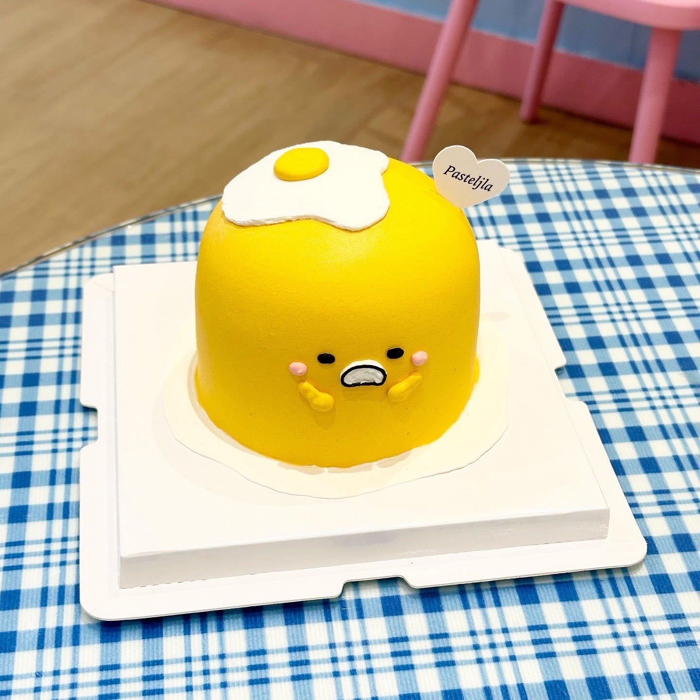 3D gudetama cake