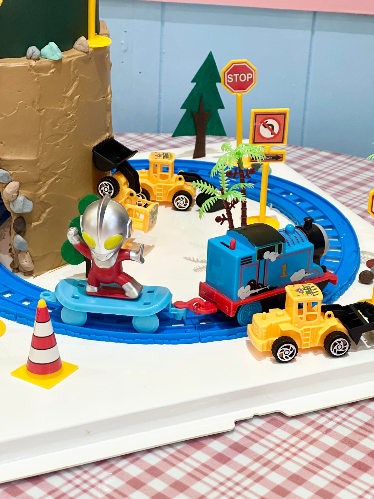 Ultraman train cake – Pasteljla