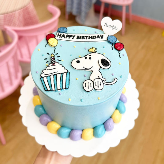 Handrawn snoopy cake