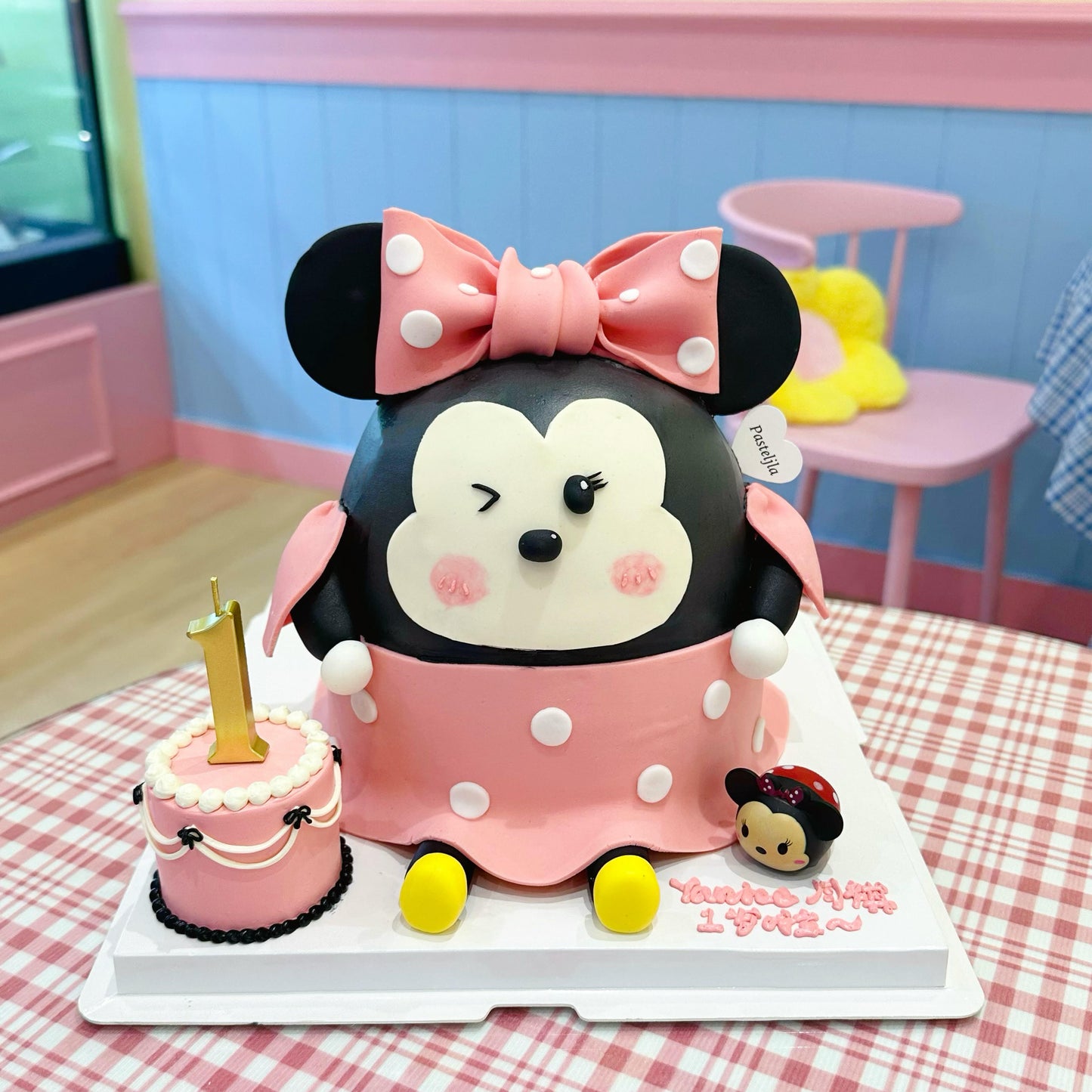 Minnie Mouse cake